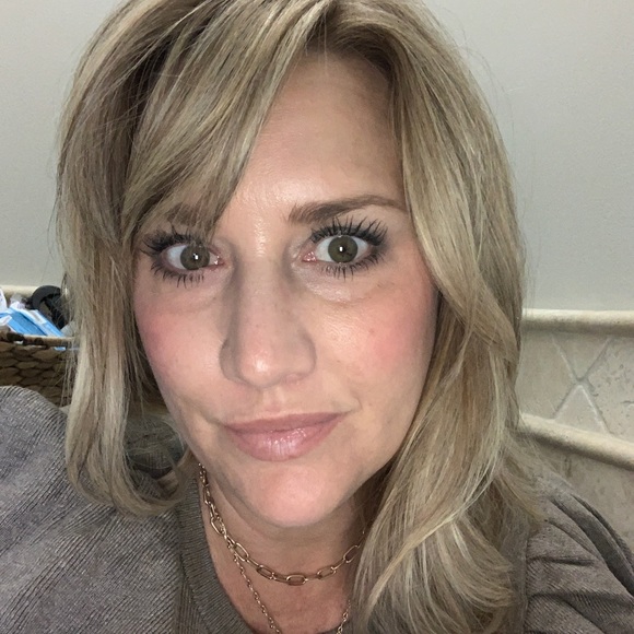 Meet your Posher, Andrea - Picture 2 of 4